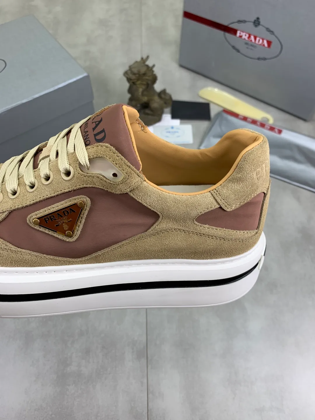 Men's shoes 💰P560💰 [New model] High version official website popular model is on the market, 🆘 Trendy brand (Prada) mainly promotes popular model, avant-garde and versatile fashionable men's shoes private version mold opening, cowhide surface splicing 1:1.. Stylish and simple, original imported cowhide lining cowhide feet; the atmosphere and personality are more fashionable, eye-catching and pursuing class. It will subvert the old idea and be a must-have for fashion trendsetters with you! Must keep it for yourself! Tall and comfortable, large and low, high-end quality workmanship. Size: 38-45; multiple colors available.